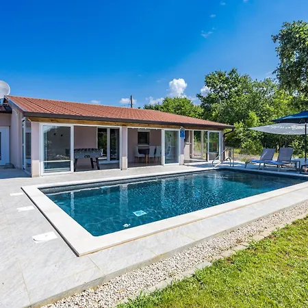 Vila Jacky 2 Near Porec For 4 Persons With 32 M2 Private Pool - Pet Friendly